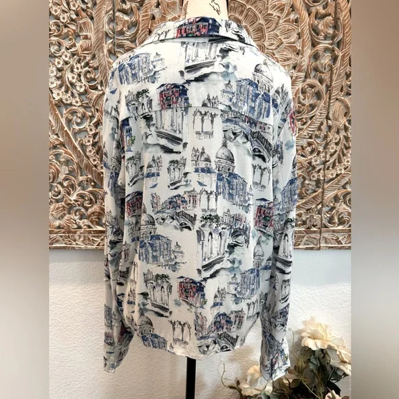 Karen Kane White & Blue Printed Blouse, Old World Vibes, Cathedrals- size XL - Picture 2 of 13